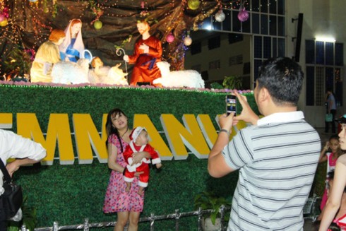 TP.HCM: Rộn ràng không khí đêm Noel