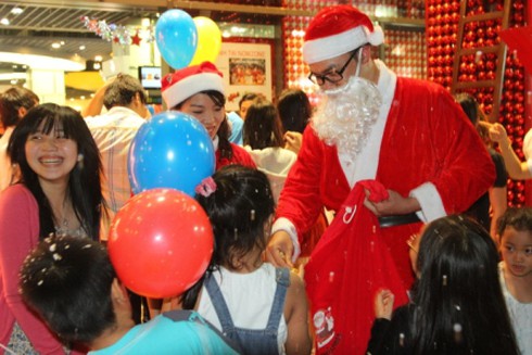TP.HCM: Rộn ràng không khí đêm Noel
