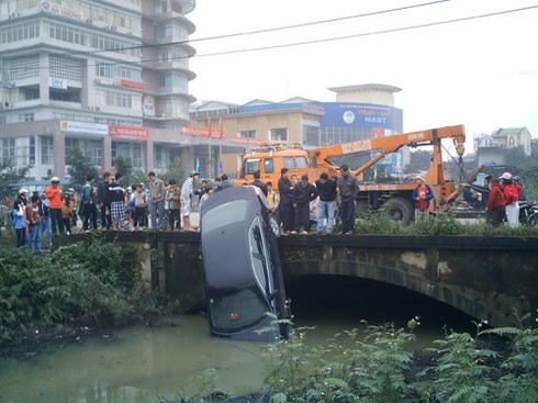Huế: Xế hộp `cắm đầu` xuống kênh, bốn người thoát nạn