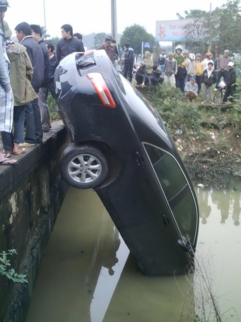 Huế: Xế hộp `cắm đầu` xuống kênh, bốn người thoát nạn