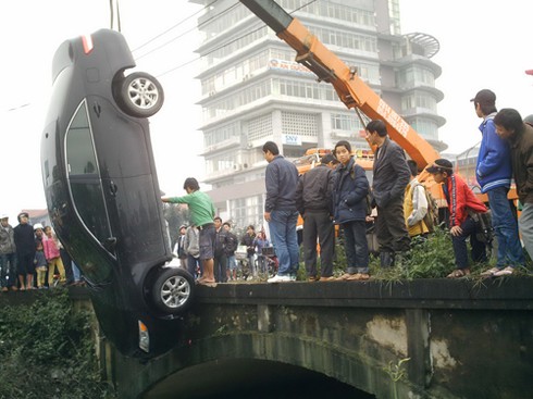 Huế: Xế hộp `cắm đầu` xuống kênh, bốn người thoát nạn