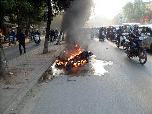 Xe máy phát cháy - các chủ hiệu sửa xe `phán` gì?