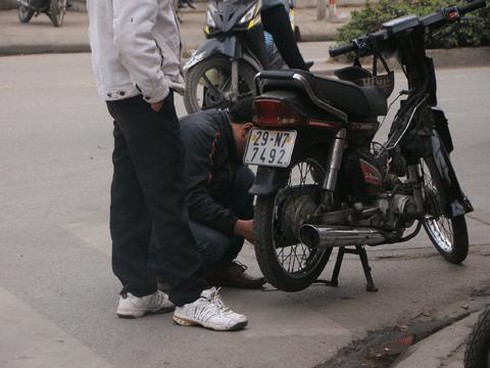 Nguy cơ cháy nổ từ những cửa hàng sửa xe tự phát