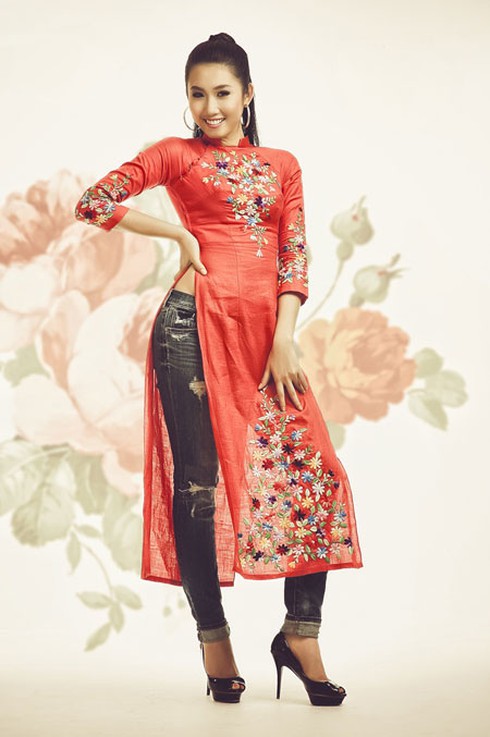 Thúy Ngân tinh nghịch diện áo dài và quần jeans