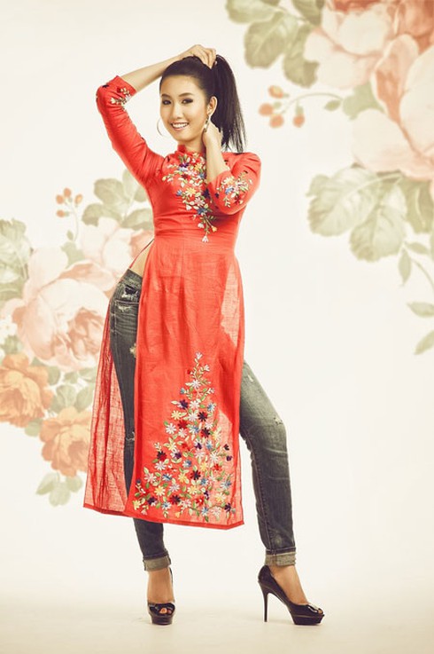 Thúy Ngân tinh nghịch diện áo dài và quần jeans