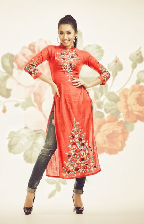 Thúy Ngân tinh nghịch diện áo dài và quần jeans