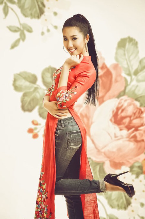 Thúy Ngân tinh nghịch diện áo dài và quần jeans