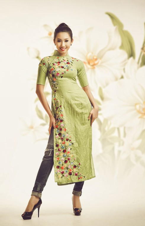 Thúy Ngân tinh nghịch diện áo dài và quần jeans