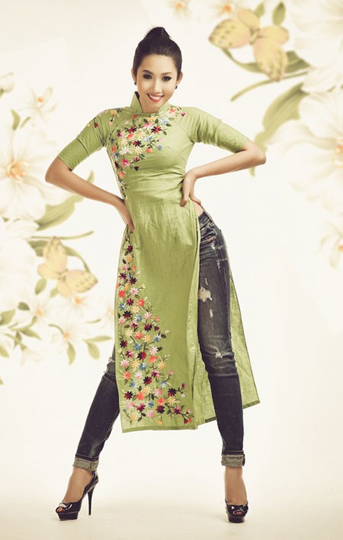 Thúy Ngân tinh nghịch diện áo dài và quần jeans