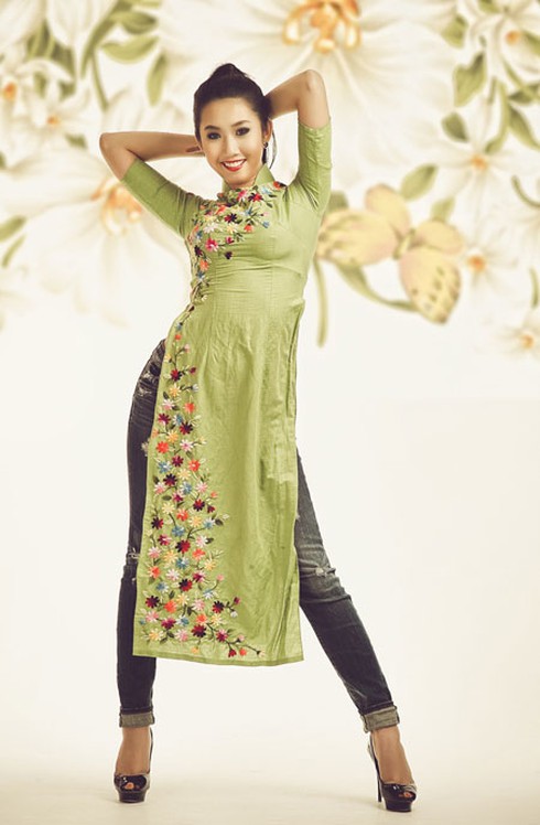 Thúy Ngân tinh nghịch diện áo dài và quần jeans