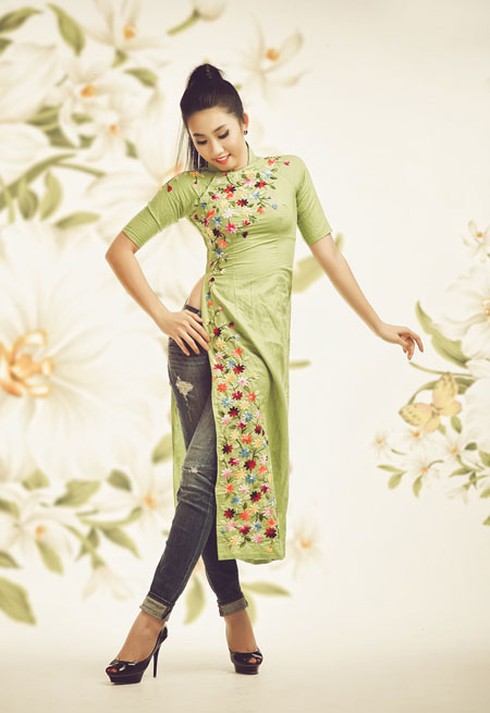 Thúy Ngân tinh nghịch diện áo dài và quần jeans