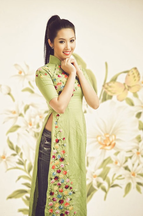 Thúy Ngân tinh nghịch diện áo dài và quần jeans