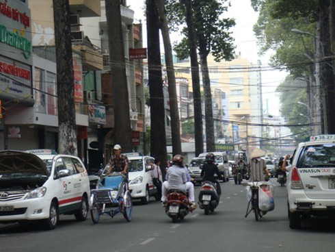 TP.HCM: Bãi đã giải tỏa, xe vẫn đậu tràn lan