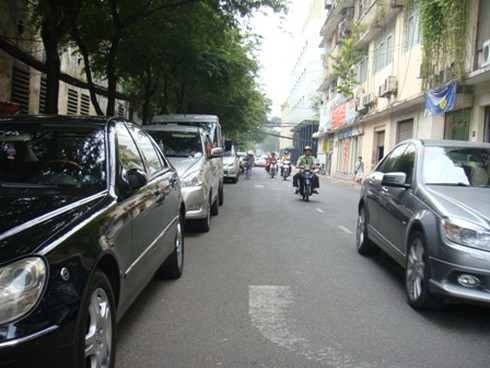 TP.HCM: Bãi đã giải tỏa, xe vẫn đậu tràn lan