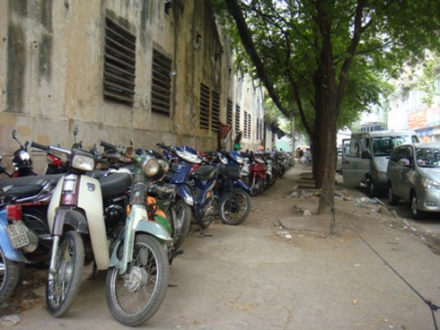 TP.HCM: Bãi đã giải tỏa, xe vẫn đậu tràn lan