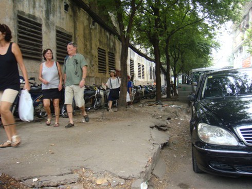 TP.HCM: Bãi đã giải tỏa, xe vẫn đậu tràn lan