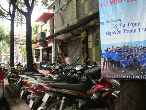 TP.HCM: Bãi đã giải tỏa, xe vẫn đậu tràn lan