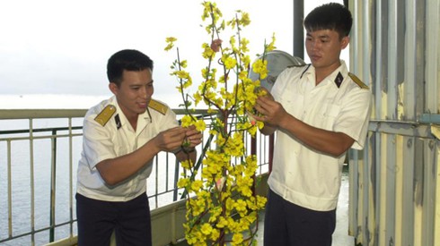 Chiến sĩ Nhà giàn DK1 đón quà Tết sớm