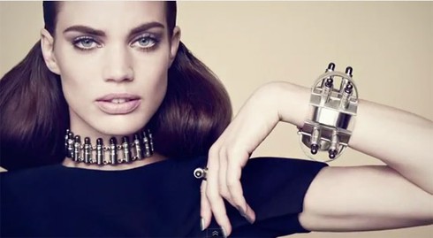 Tái chế xe lai Lexus CT thành quần áo