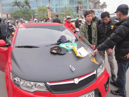 Bị bắt giữ khi đang `phê` thuốc, găm hàng nóng trên taxi
