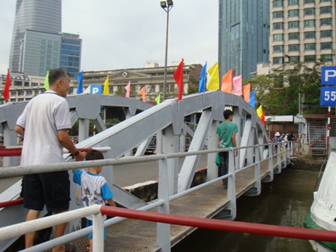 `Bịn rịn` chia tay Phà Thủ Thiêm