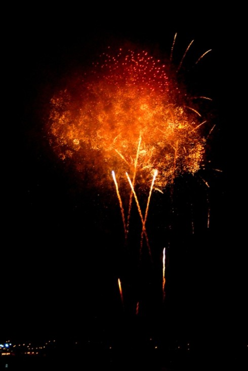 TP.HCM: Cận cảnh màn pháo hoa chào đón năm mới 2012