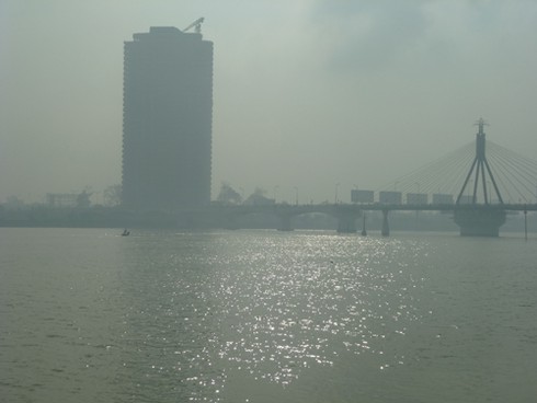 Cận cảnh hiện tượng lạ: Sông Hàn sương mờ bao phủ