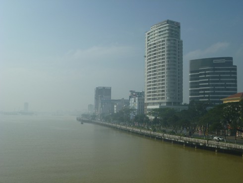 Cận cảnh hiện tượng lạ: Sông Hàn sương mờ bao phủ