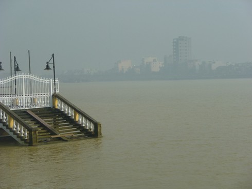 Cận cảnh hiện tượng lạ: Sông Hàn sương mờ bao phủ