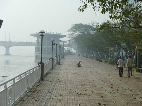 Cận cảnh hiện tượng lạ: Sông Hàn sương mờ bao phủ