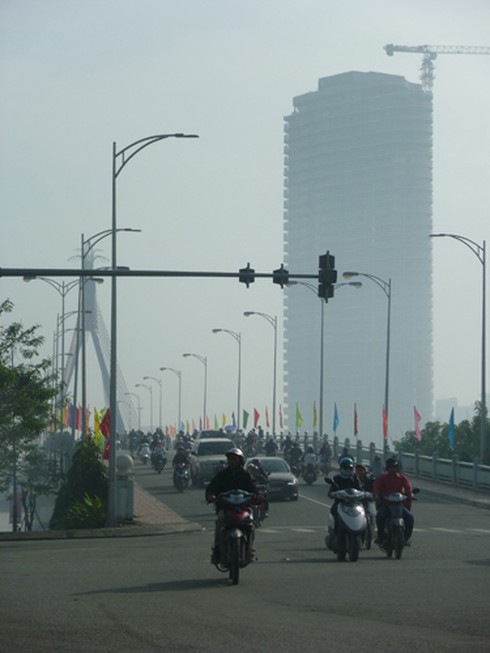 Cận cảnh hiện tượng lạ: Sông Hàn sương mờ bao phủ