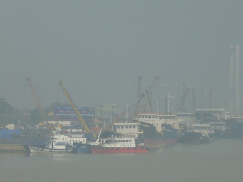 Cận cảnh hiện tượng lạ: Sông Hàn sương mờ bao phủ