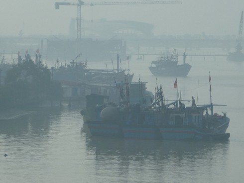 Cận cảnh hiện tượng lạ: Sông Hàn sương mờ bao phủ