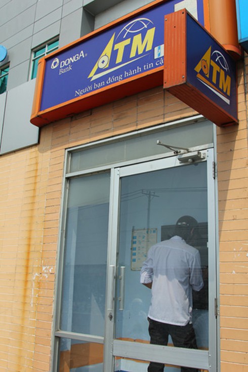 Mướt mồ hôi rút tiền từ ATM Đông Á