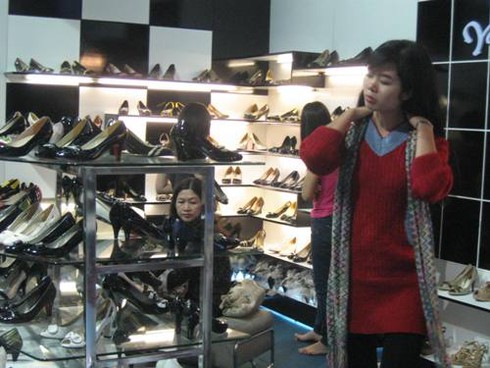 Quần áo Trung Quốc “phù phép” thành hàng hiệu