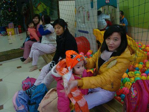 Trẻ mầm non đến trường trong giá rét