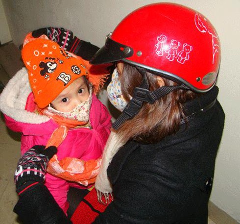 Trẻ mầm non đến trường trong giá rét