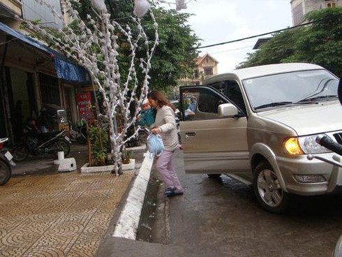 Trẻ mầm non đến trường trong giá rét