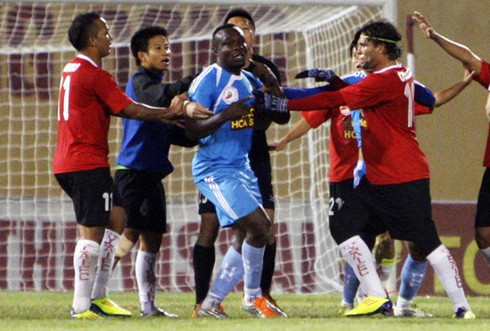 Choảng nhau trên sân, Timothy và Hoàng Vissai dính án phạt