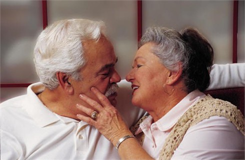 Càng lớn tuổi, phụ nữ càng dễ được thỏa mãn