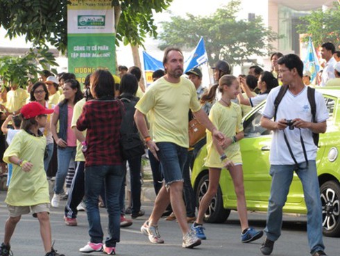 TP.HCM: 13.500 người đi bộ giúp người nghèo vui Tết