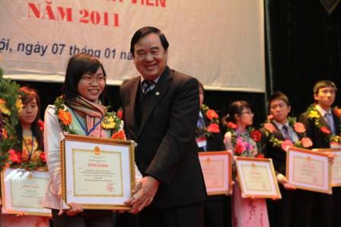 Trao thưởng cho SV chế thiết bị máy chạy thận nhân tạo