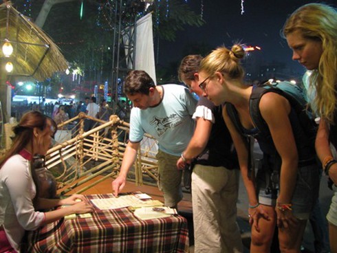 Tây háo hức `ăn` Tết ta