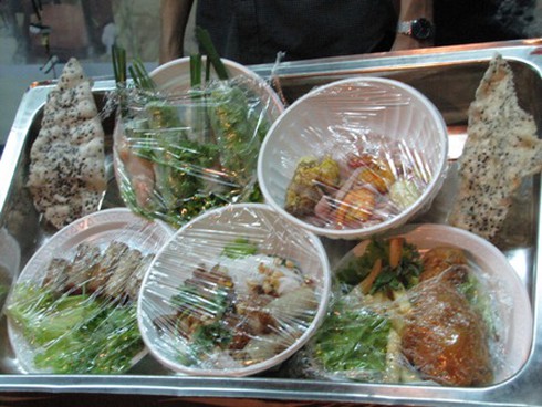 Tây háo hức `ăn` Tết ta