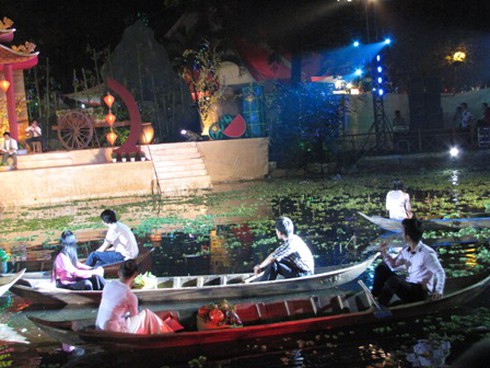 Tây háo hức `ăn` Tết ta