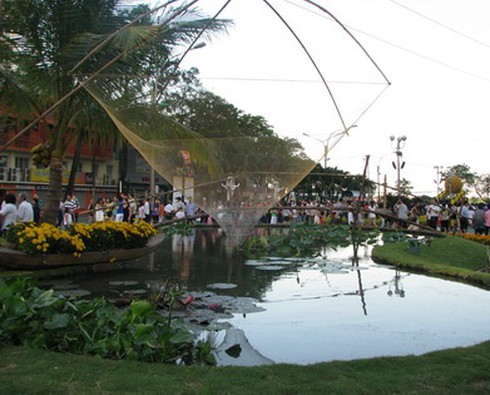 Tây háo hức `ăn` Tết ta