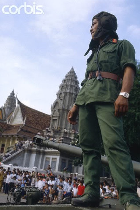 Hình ảnh quân tình nguyện Việt Nam giúp Campuchia thoát họa diệt chủng