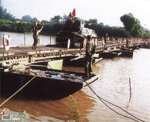 Hình ảnh quân tình nguyện Việt Nam giúp Campuchia thoát họa diệt chủng