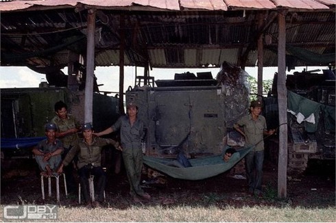 Hình ảnh quân tình nguyện Việt Nam giúp Campuchia thoát họa diệt chủng