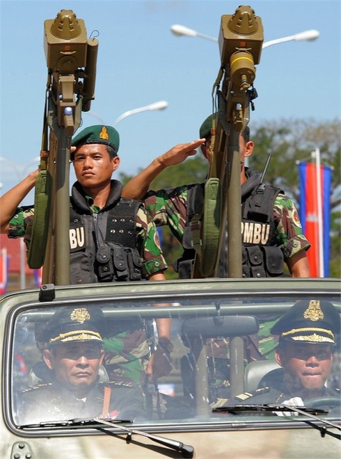 Hình ảnh quân tình nguyện Việt Nam giúp Campuchia thoát họa diệt chủng